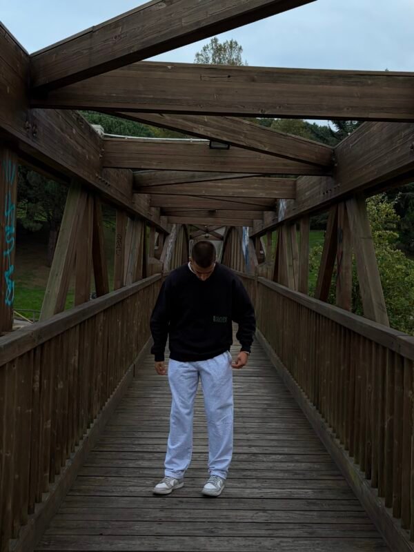 Essenziale Black Crewneck